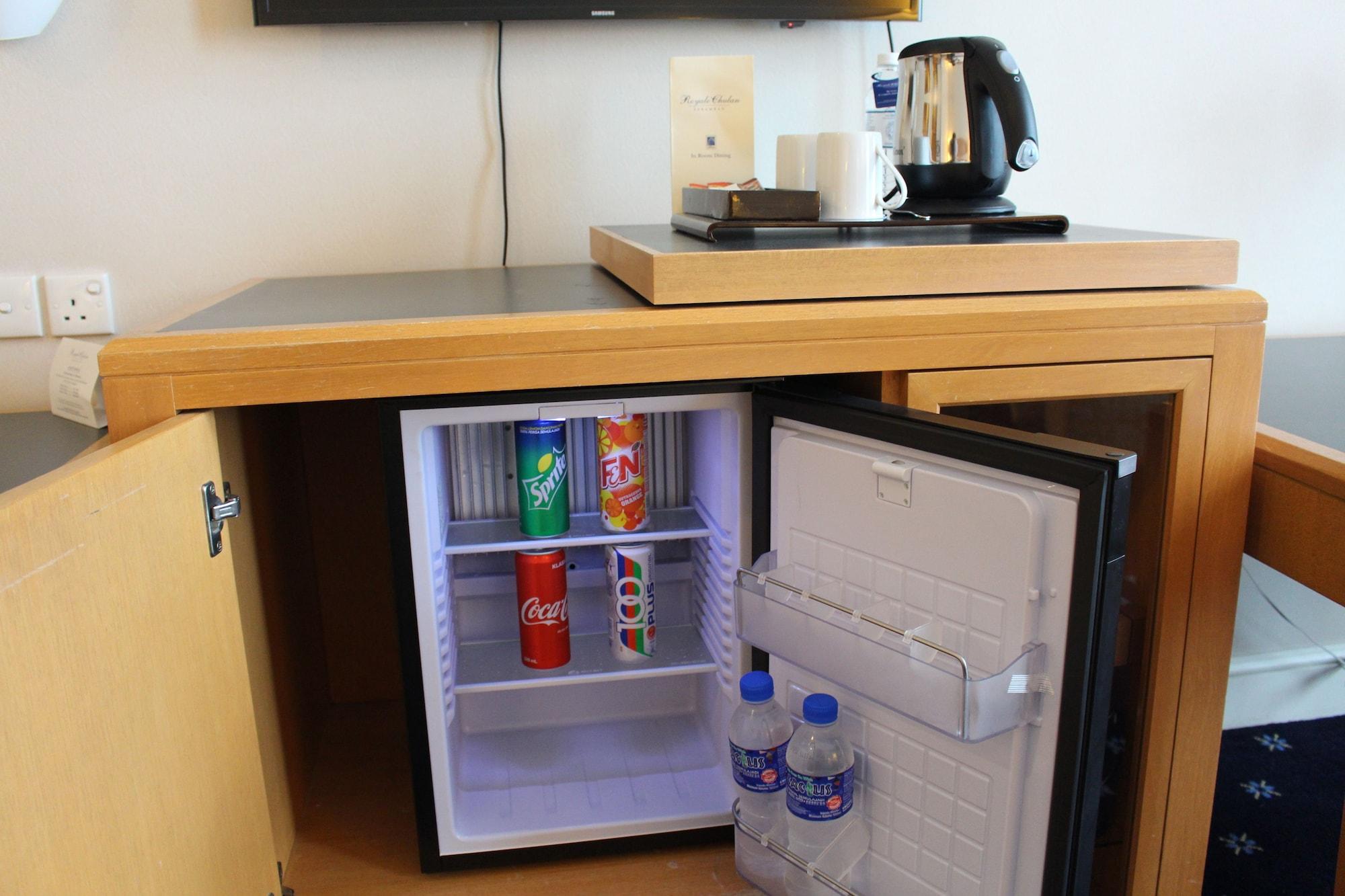 Royale Chulan Seremban Eksteriør bilde A mini-refrigerator in a hotel room