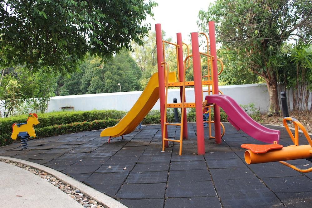 Royale Chulan Seremban Eksteriør bilde Playground at the park